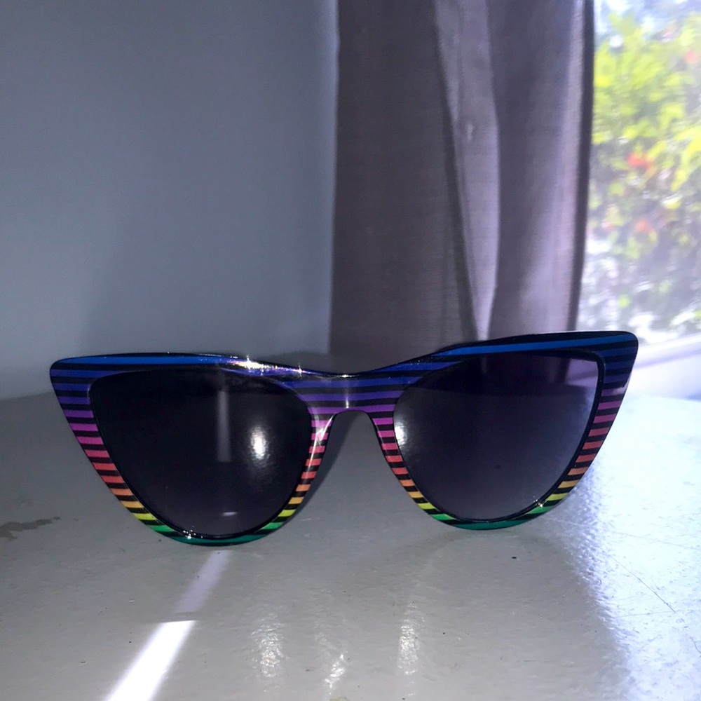 Foster Grant | Black/Rainbow stripe | Women | Sunglasses |